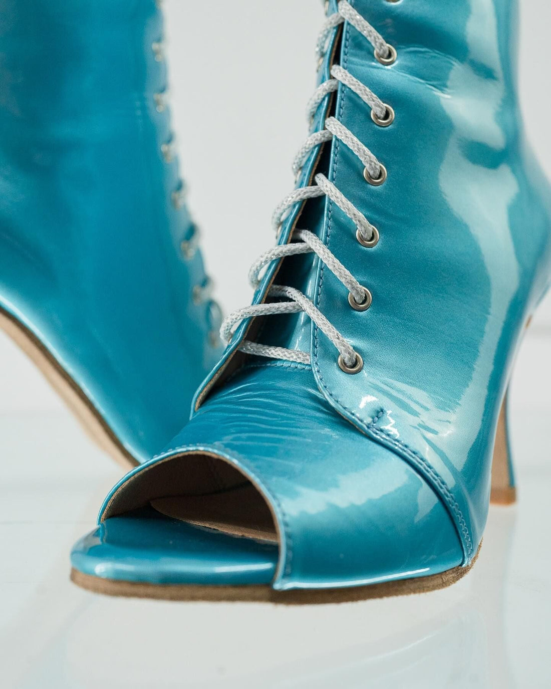 Le cuir haut de gamme et les couleurs exclusives d’UniHeels : l’alliance parfaite entre qualité et style