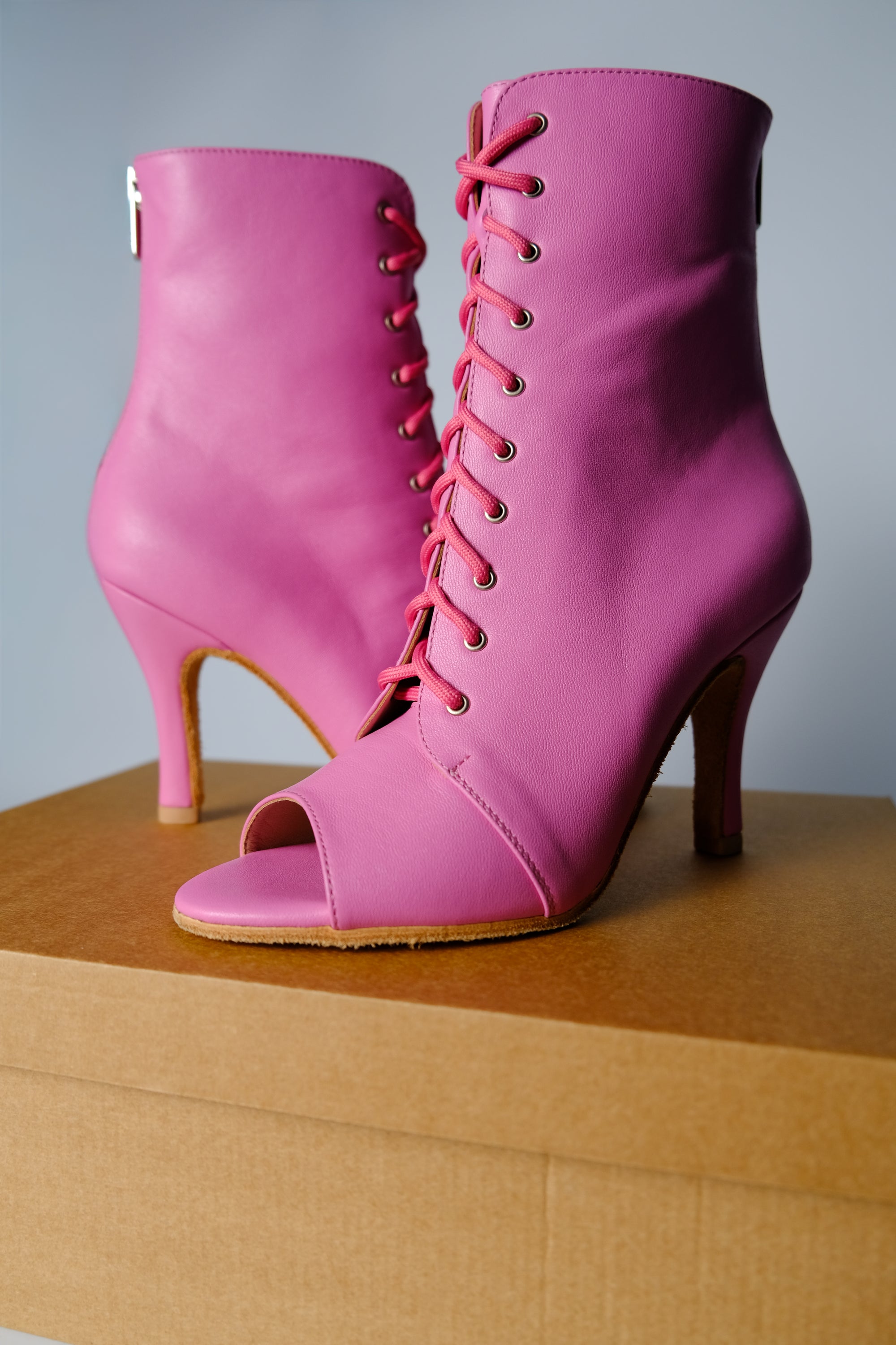 PIVOINE – Talons aiguilles à bout ouvert pour Heels Dance & Salsa | Cuir Premium Rose | 9,5 cm