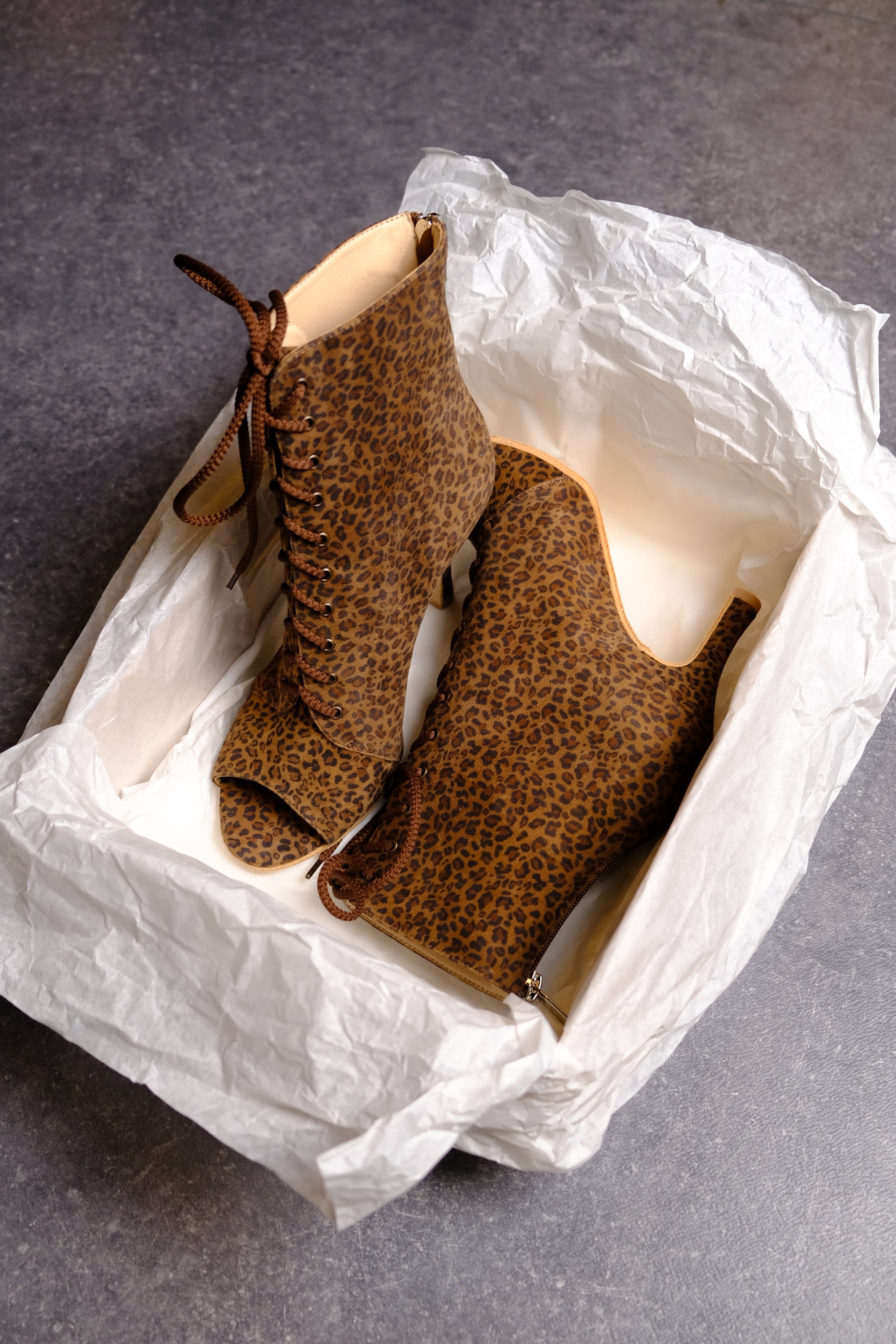 SAVANNAH – Talons aiguilles à bout ouvert pour Heels Dance & Salsa | Cuir suédé imprimé léopard | 9,5 cm