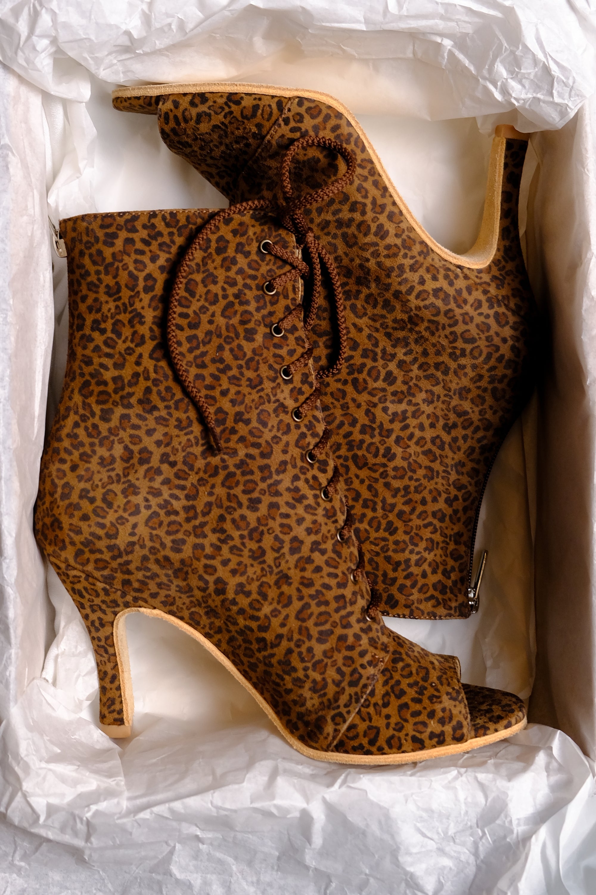 SAVANNAH – Talons aiguilles à bout ouvert pour Heels Dance & Salsa | Cuir suédé imprimé léopard | 9,5 cm