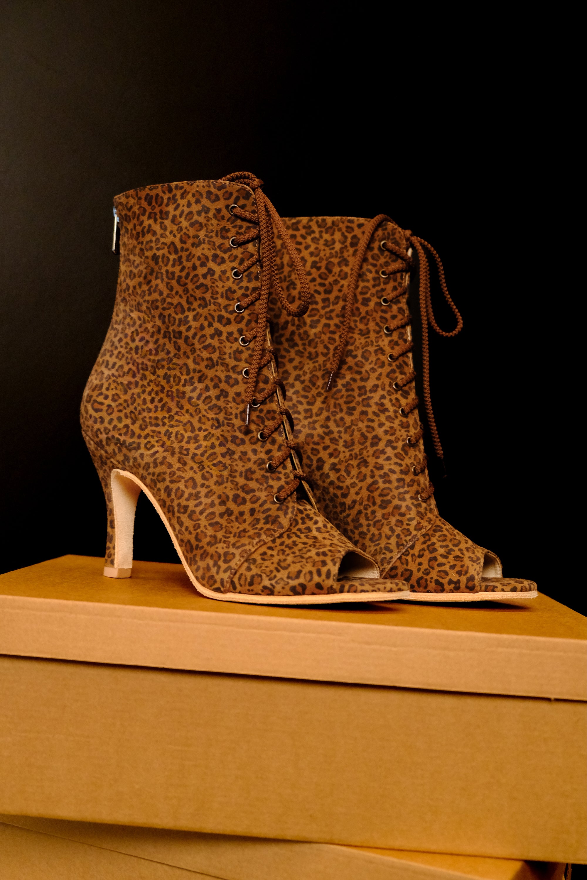 SAVANNAH – Talons aiguilles à bout ouvert pour Heels Dance & Salsa | Cuir suédé imprimé léopard | 9,5 cm