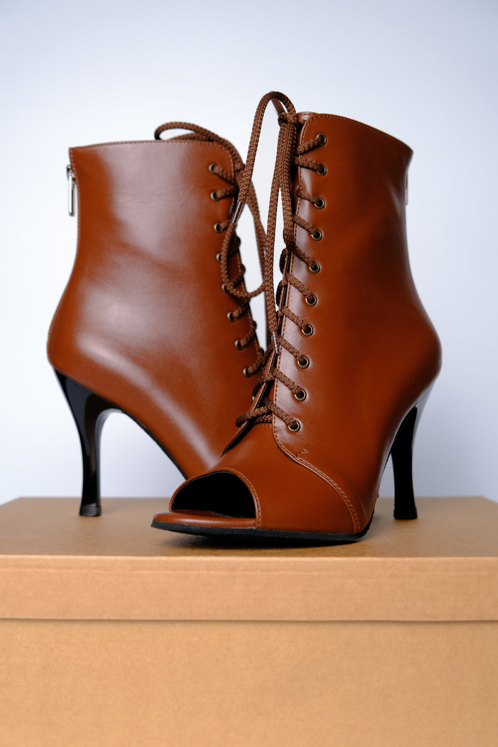 CACAO – Talons aiguilles à bout ouvert pour Heels Dance & Salsa | Cuir Premium Marron | 9,5 cm
