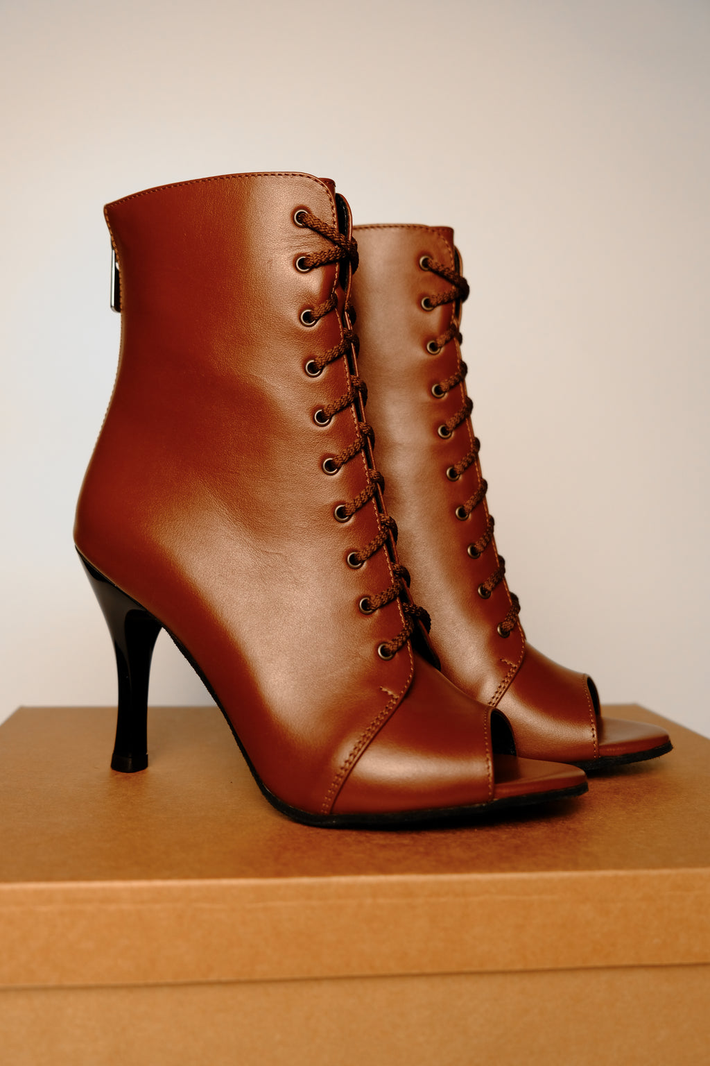 CACAO – Talons aiguilles à bout ouvert pour Heels Dance & Salsa | Cuir Premium Marron | 9,5 cm