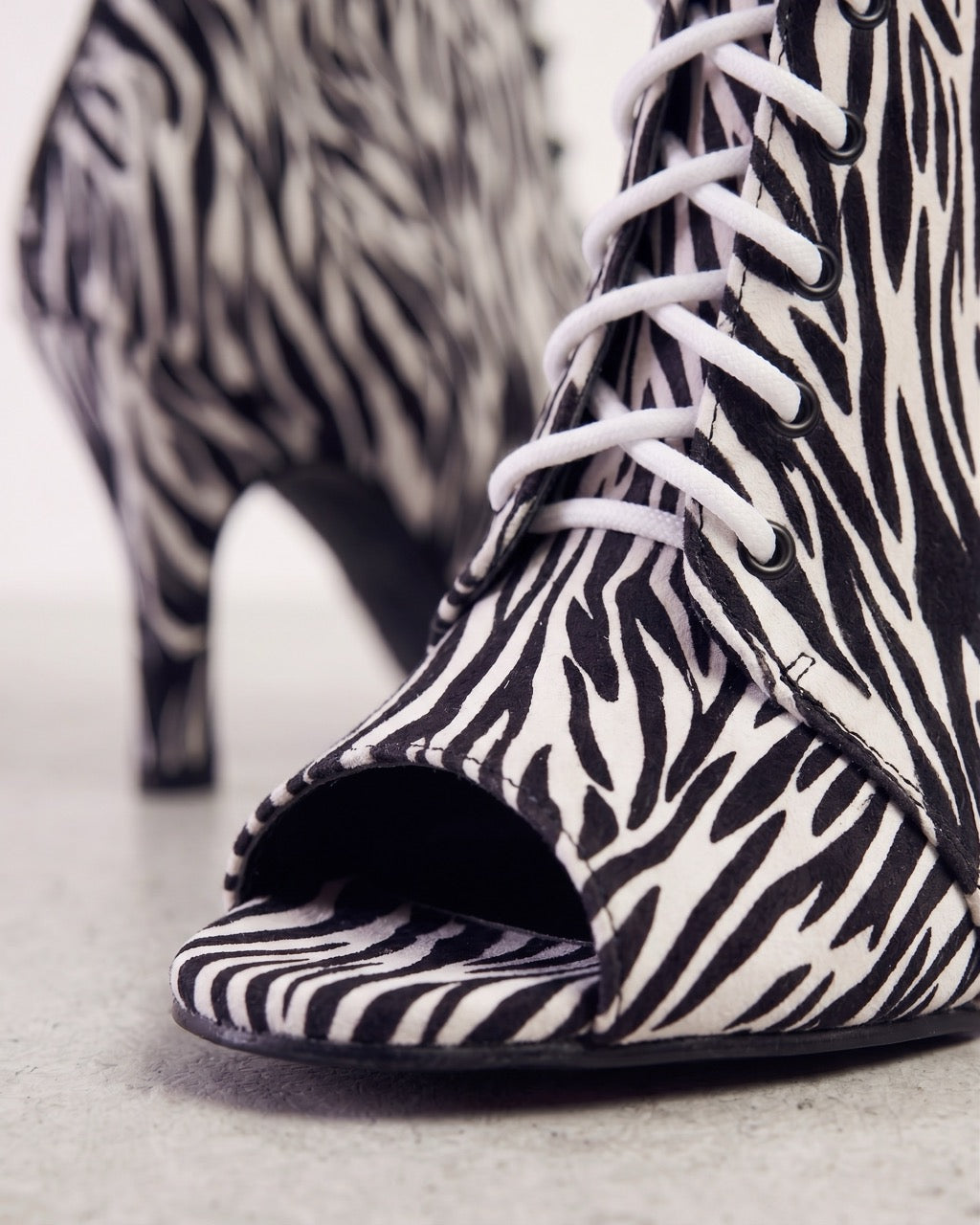 FÉROCE – Talons aiguilles à bout ouvert pour Heels Dance & Salsa | Cuir Premium Imprimé Zèbre | 9,5 cm