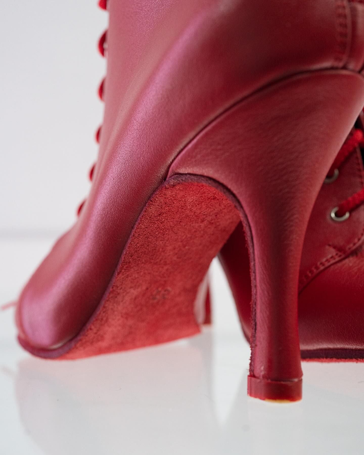 PASSION – Talons aiguilles à bout ouvert pour Heels Dance & Salsa | Cuir Premium Rouge avec petit cœur | 9,5 cm